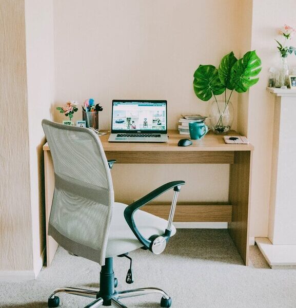 Consejos prácticos para organizar un espacio de trabajo en casa eficiente y cómodo